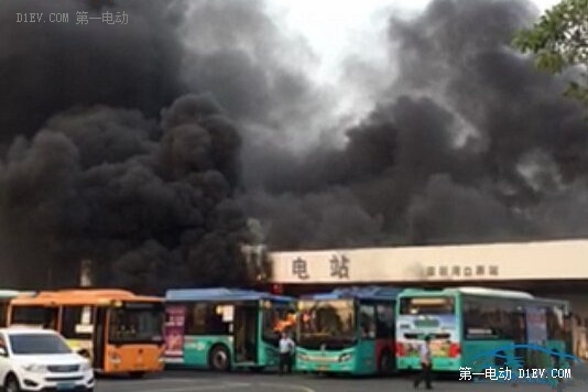 現(xiàn)場濃煙滾滾。在燃燒車輛旁邊,還停著幾輛同樣也在充電的電動(dòng)大巴。 現(xiàn)場濃煙滾滾。在燃燒車輛旁邊,還停著幾輛同樣也在充電的電動(dòng)大巴。
